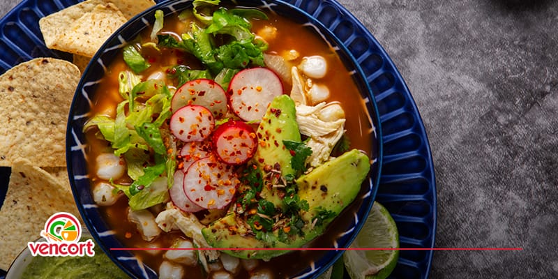 Conoce cómo hacer pozole rojo para celebrar las fiestas patrias