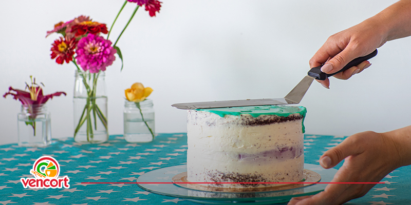 Cómo decorar un pastel con betún uniforme